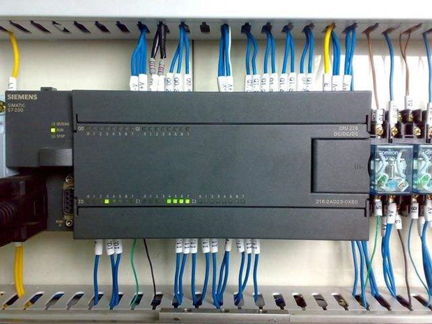 PLC控制新時(shí)代：智能化、高效化的選擇